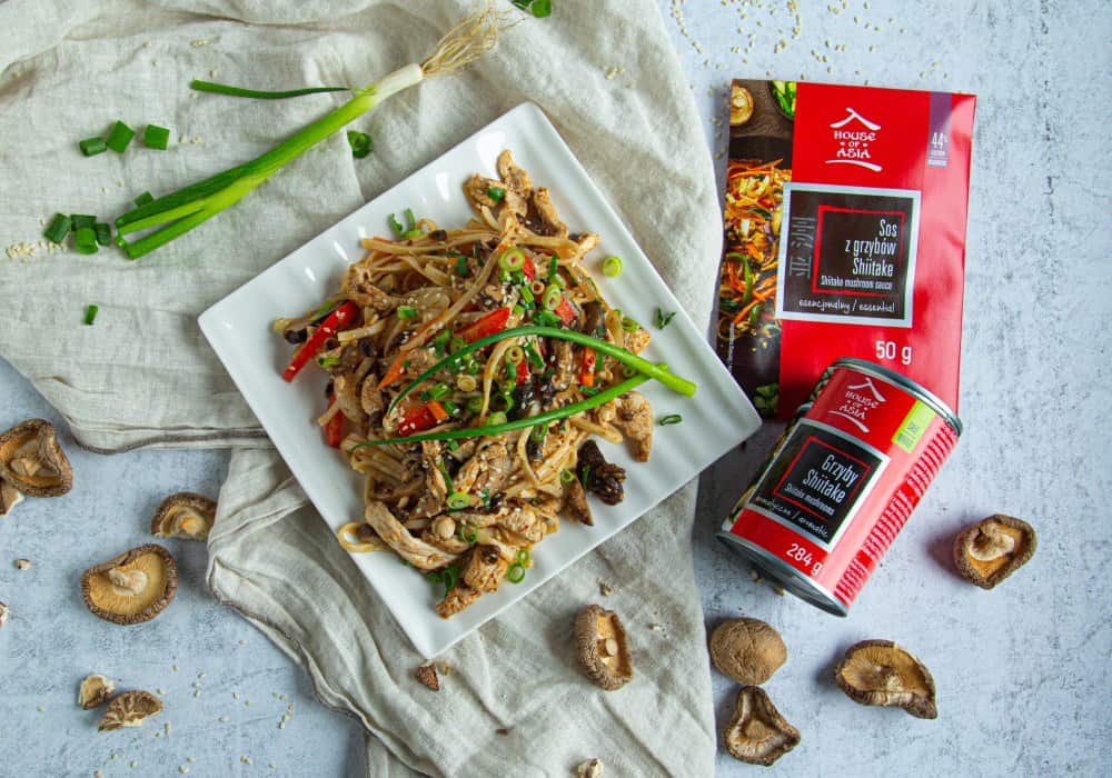 Makaron Chow Mein w sosie z grzybów shiitake