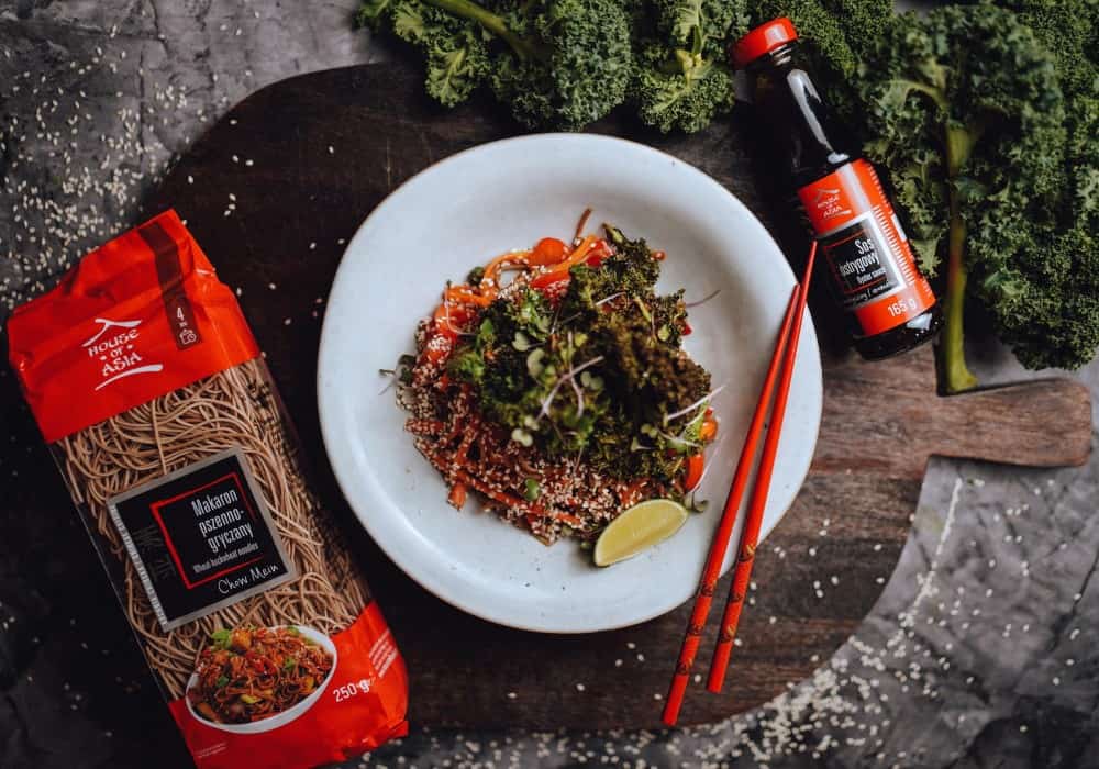 Makaron Chow Mein z papryką i chipsami z jarmużu