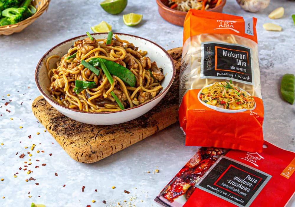 Makaron Mie z kurczakiem i pastą miodowo-czosnkową