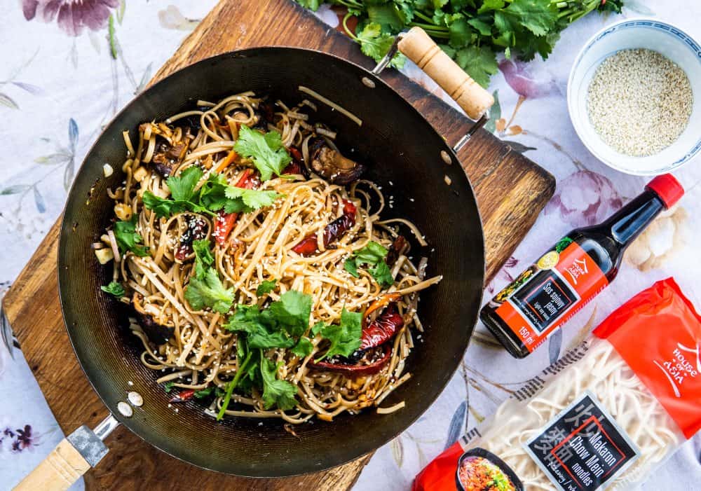 Makaron Chow Mein z chrupiącymi warzywami i grzybkami Shiitake
