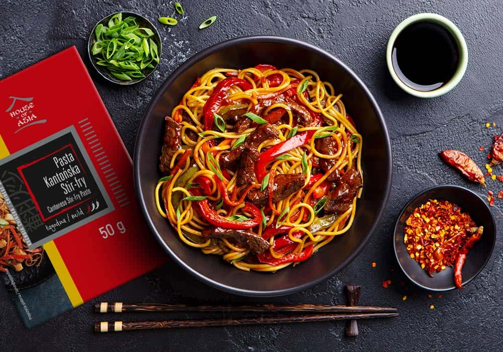 Makaron chow mein z kurczakiem i pastą kantońską stir-fry