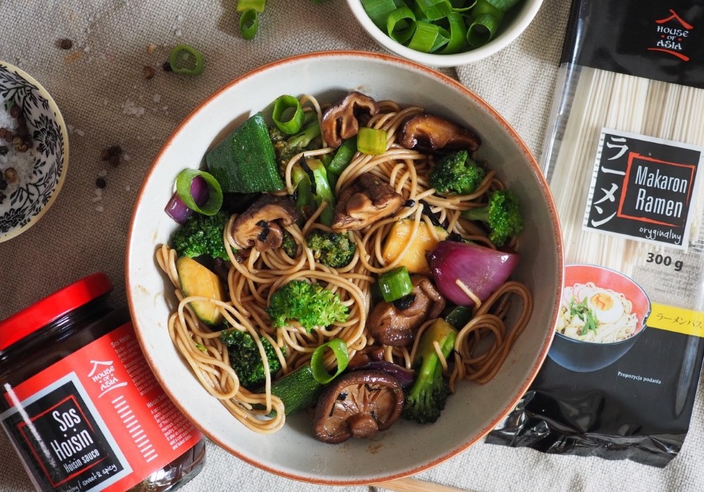 Makaron Ramen z grzybami Shiitakei brokułem