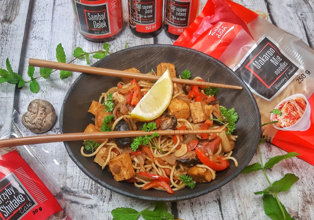 Makaron smażony z warzywami i tofu