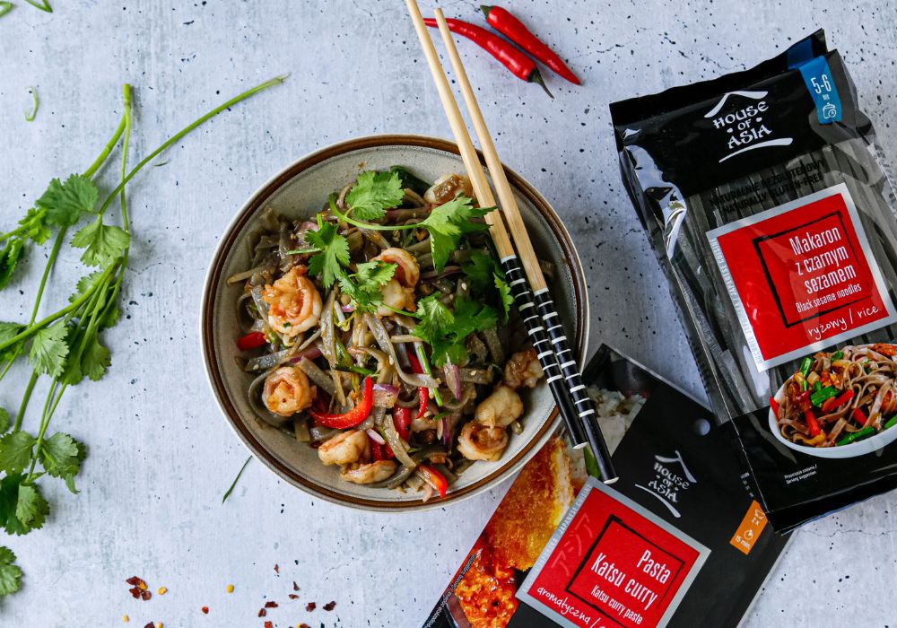 Makaron stir-fry z czarnym sezamem i krewetkami House of Asia