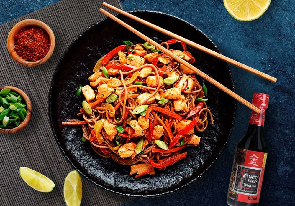 Makaron stir-fry z tofu i warzywami w sosie z grzybów shiitake