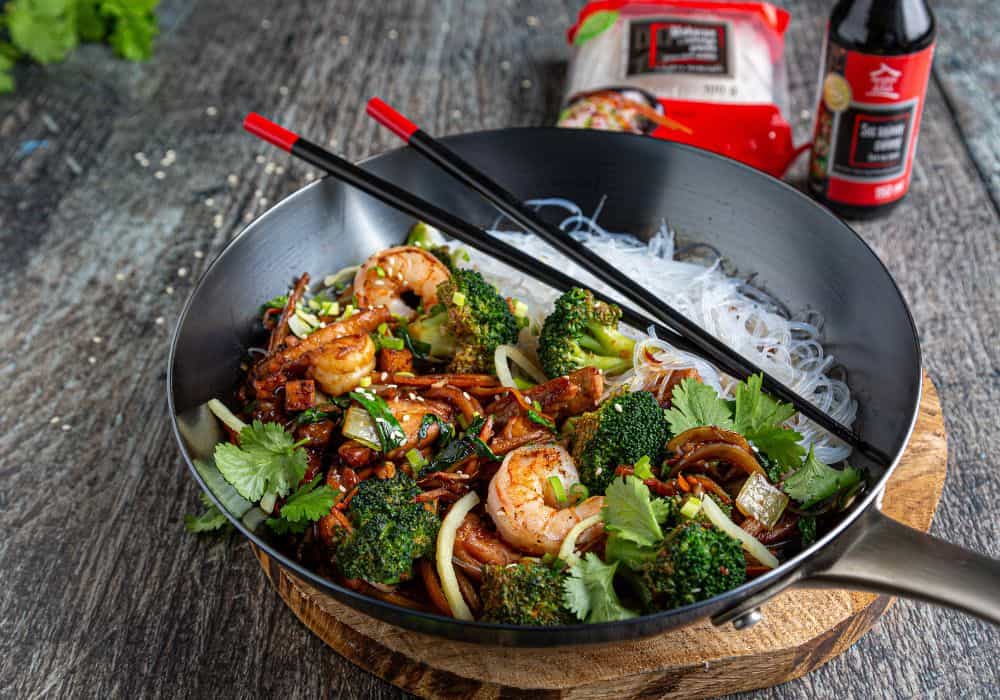 Makaron stir fry z krewetkami po chińsku