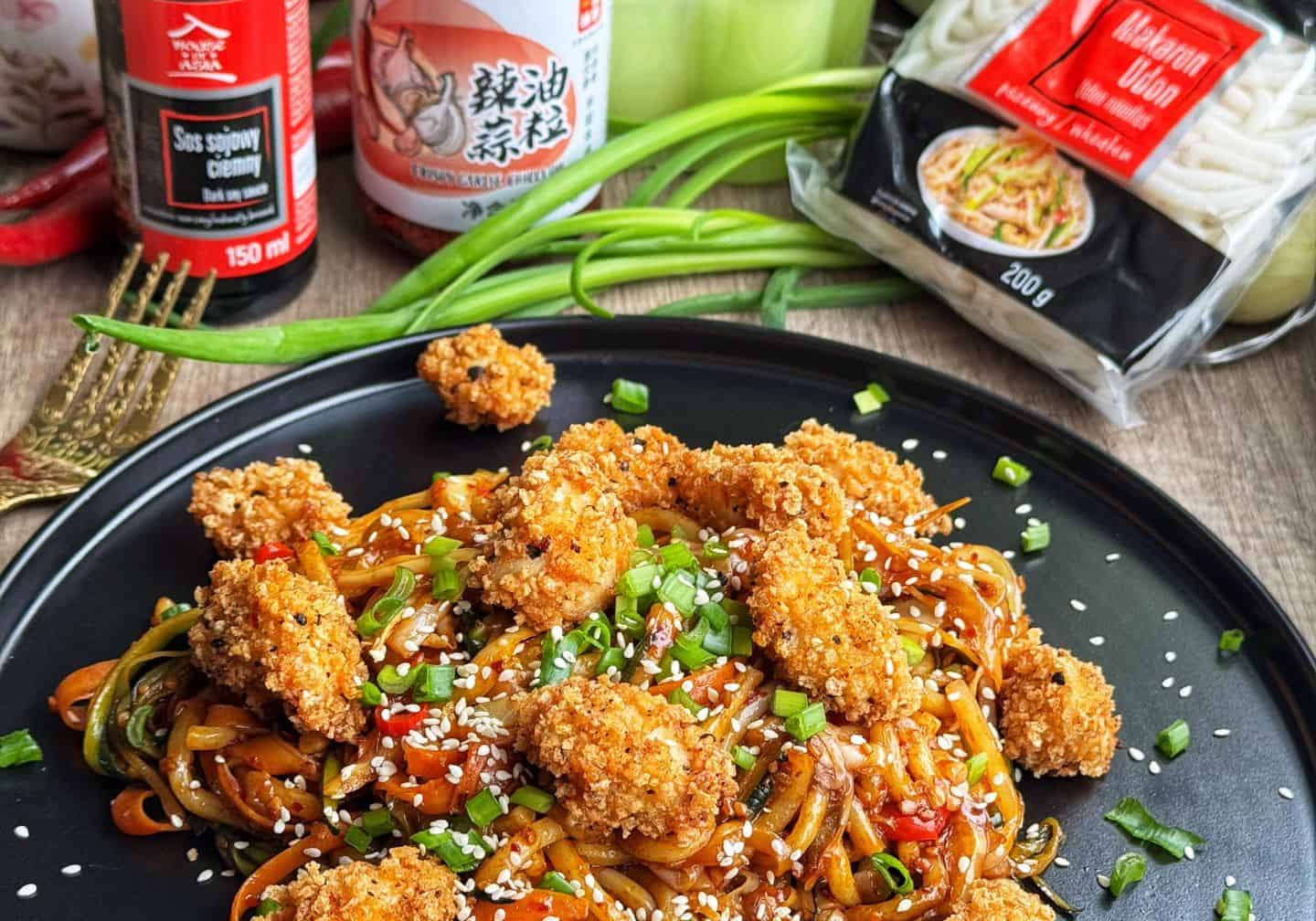 Makaron udon z warzywami i chrupiącym kurczakiem na ostro