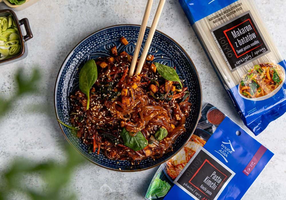 Makaron z batatów stir-fry w sosie kimchi