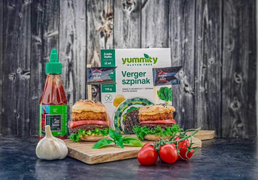 Mini burgerki z panierowanym dorszem z sosem Sriracha