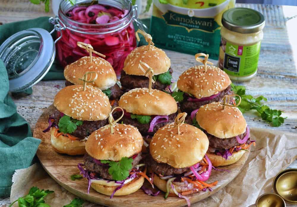 Mini burgery z pastą curry i azjatycką surówką
