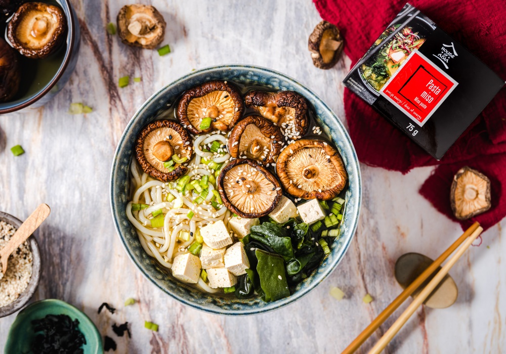 Miso ramen z tofu i grzybami Shiitake