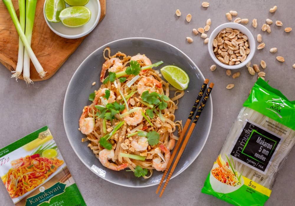 Pad thai z krewetkami i zieloną dymką