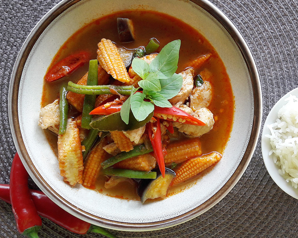 Jungle curry z kurczakiem i mini kukurydzą