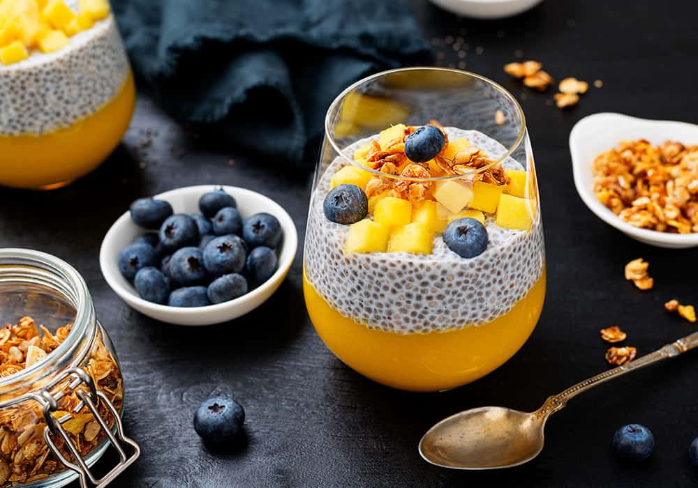 Pudding chia z mleczkiem kokosowym i mango