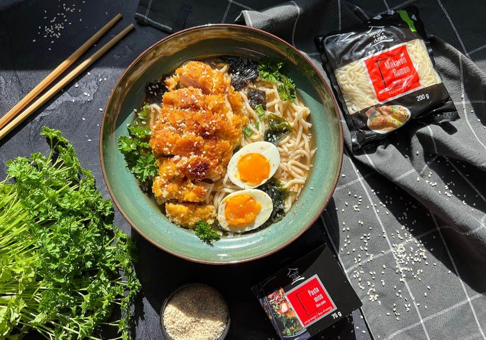 Ramen z kurczakiem w panierce Panko, Nori, Wakame i jajkiem