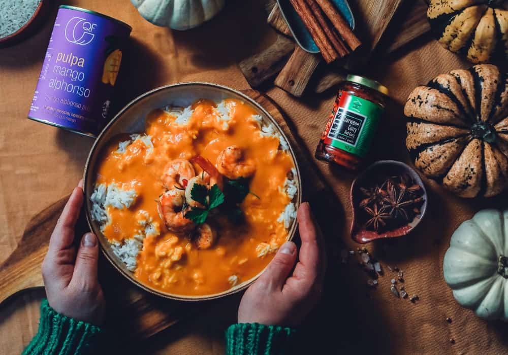 Rozgrzewające mango curry z dynią i krewetkami