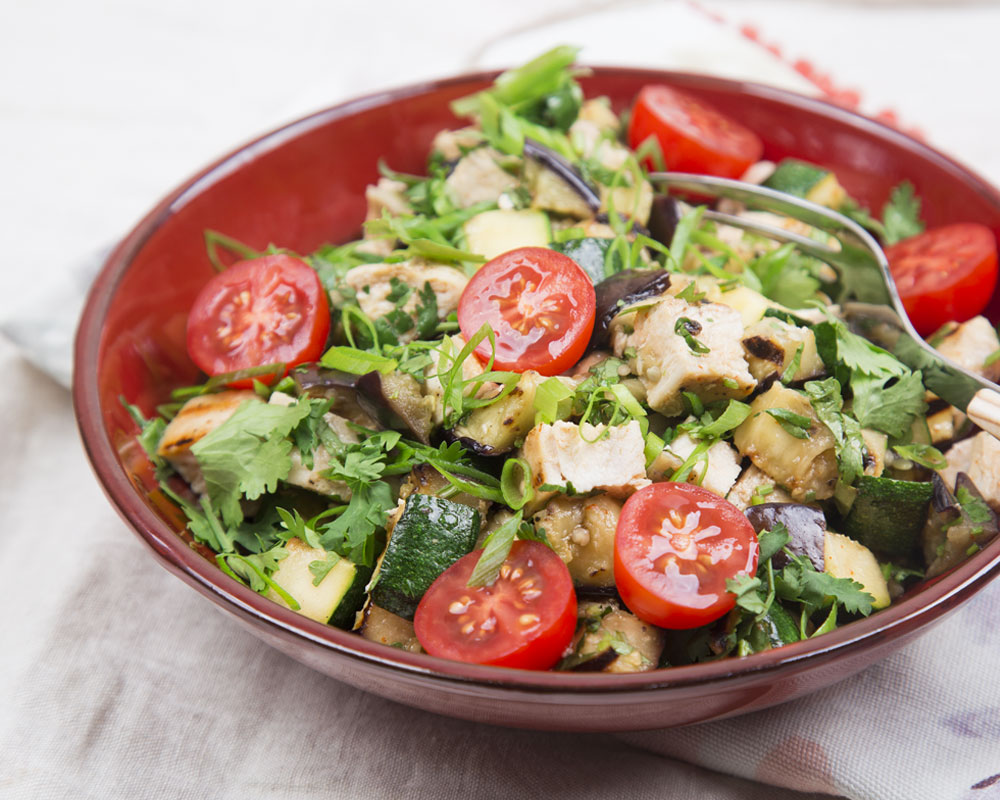 Salat mit Hähnchen, Zucchini, Auberginen, Tomaten und Koriander