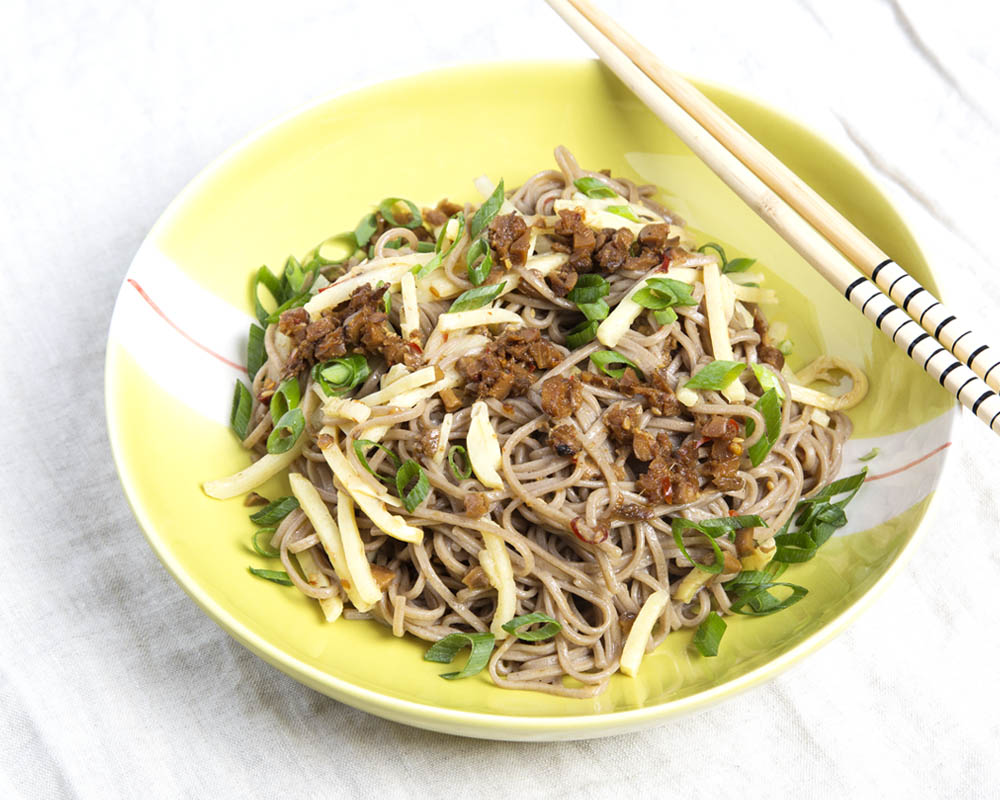 Smażony makaron soba z grzybami shiitake i pędami bambusa