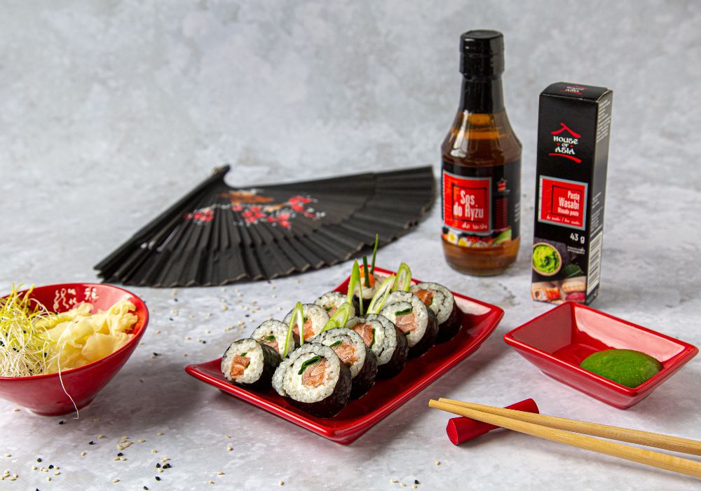 Sushi maki z surowym łososiem i szczypiorkiem