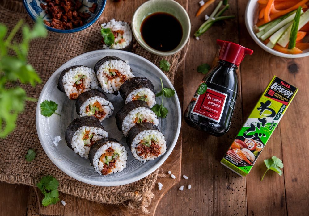 Sushi z suszonymi pomidorami