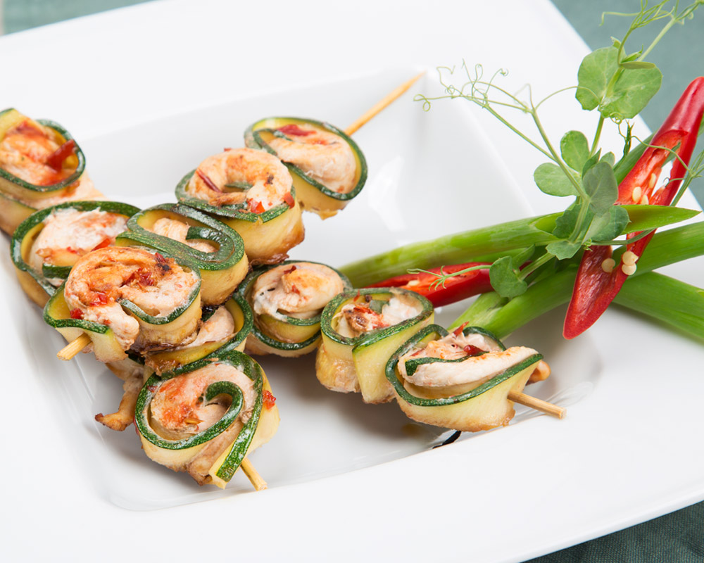 Hähnchen- und Zucchini-Spieße in Sambal-Oelek-Sauce