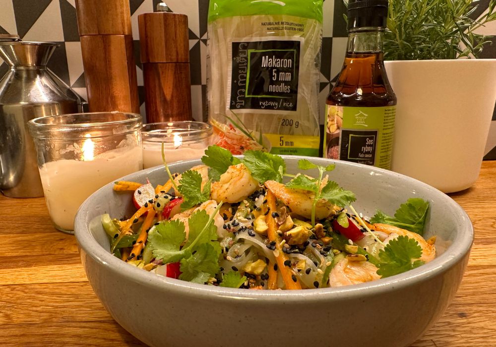 Ensalada tailandesa con fideos de arroz y camarones