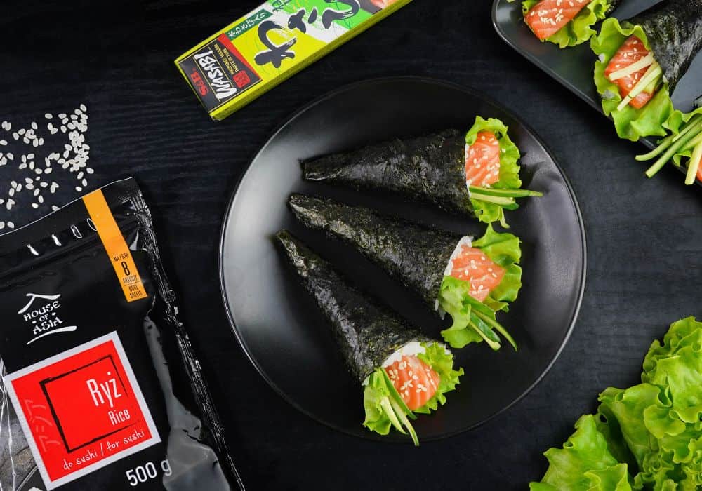Temaki sushi z łososiem i ogórkiem