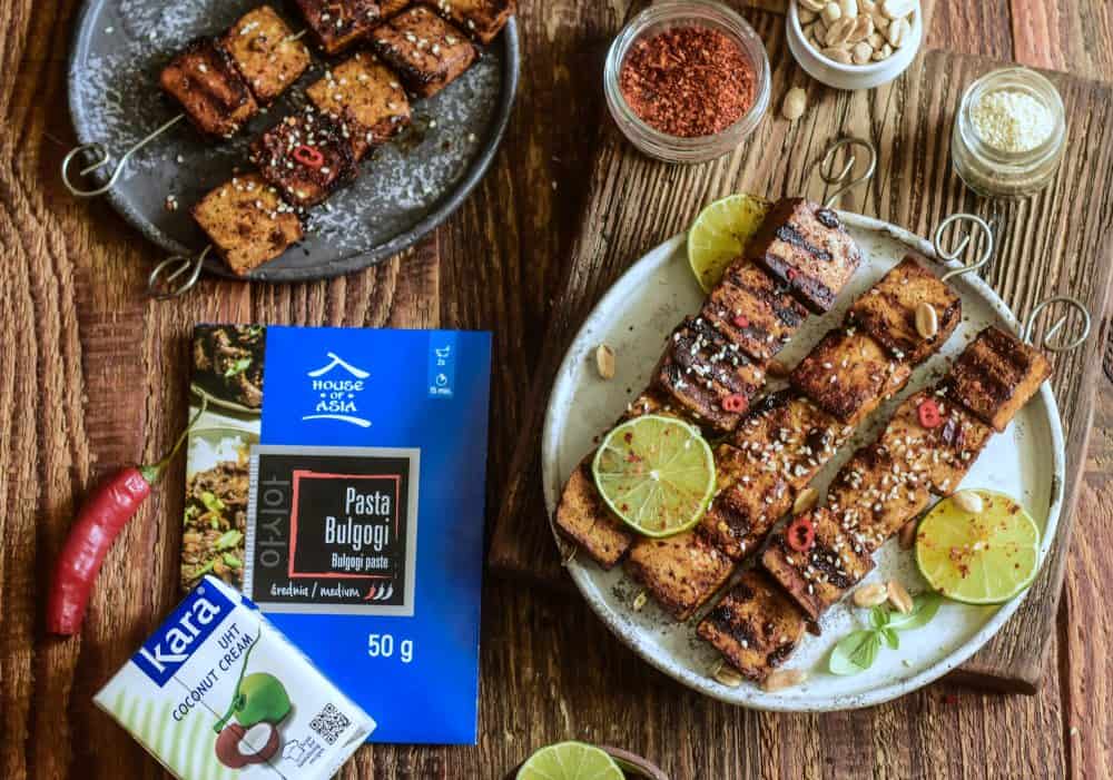 Tofu satay z pastą bulgogi i sosem orzechowym