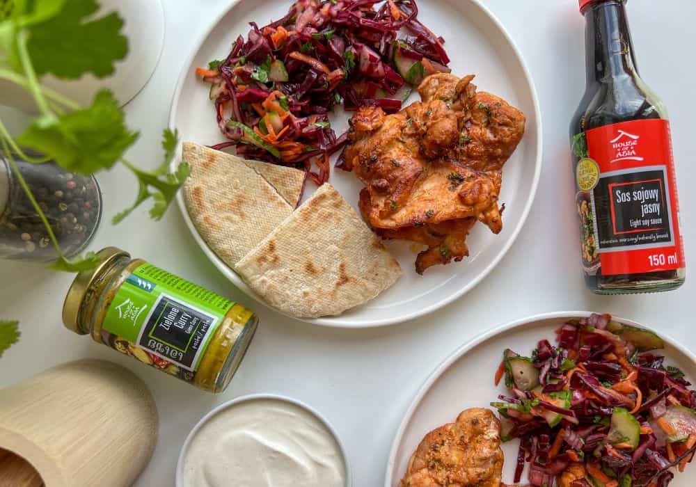 Udka w azjatyckiej marynacie z chrupiącą sałatką i sosem jogurtowym z curry