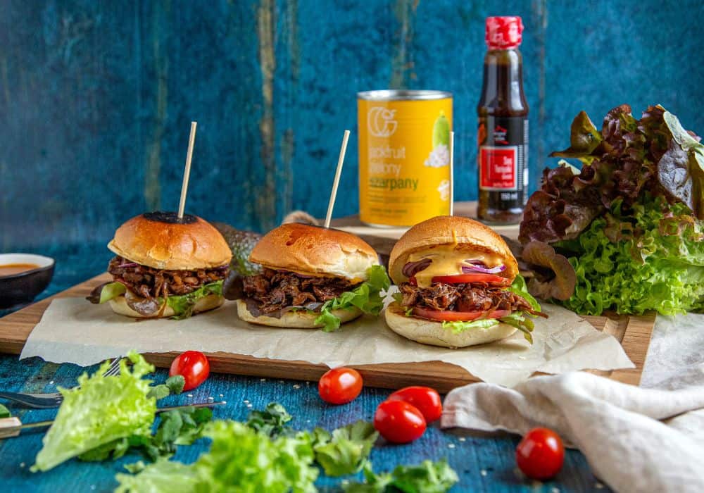 Wege burger z szarpanym jackfruitem i sosem satay Ros Thai Thai