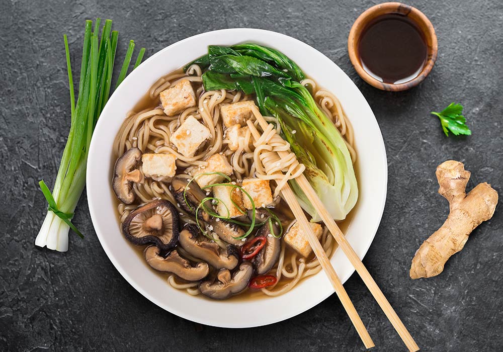 Wegetariańska zupa z grzybami Shiitake i tofu