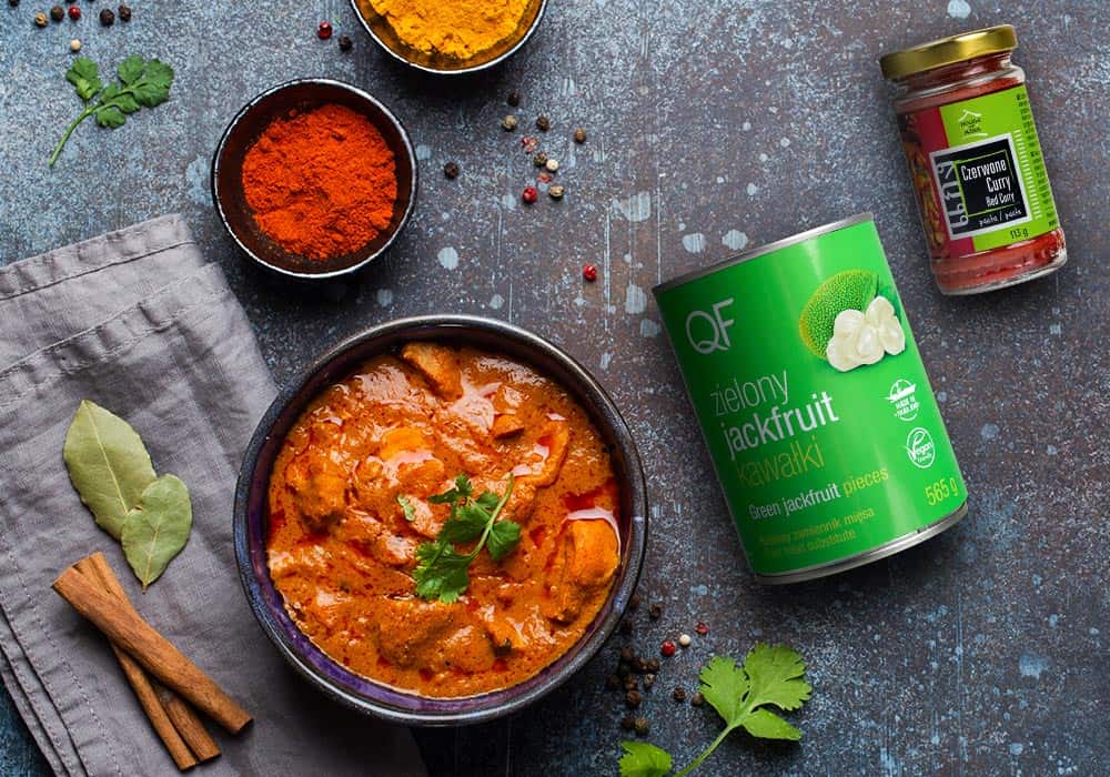 Wegetariańskie curry z ryżem i zielonym jackfruitem