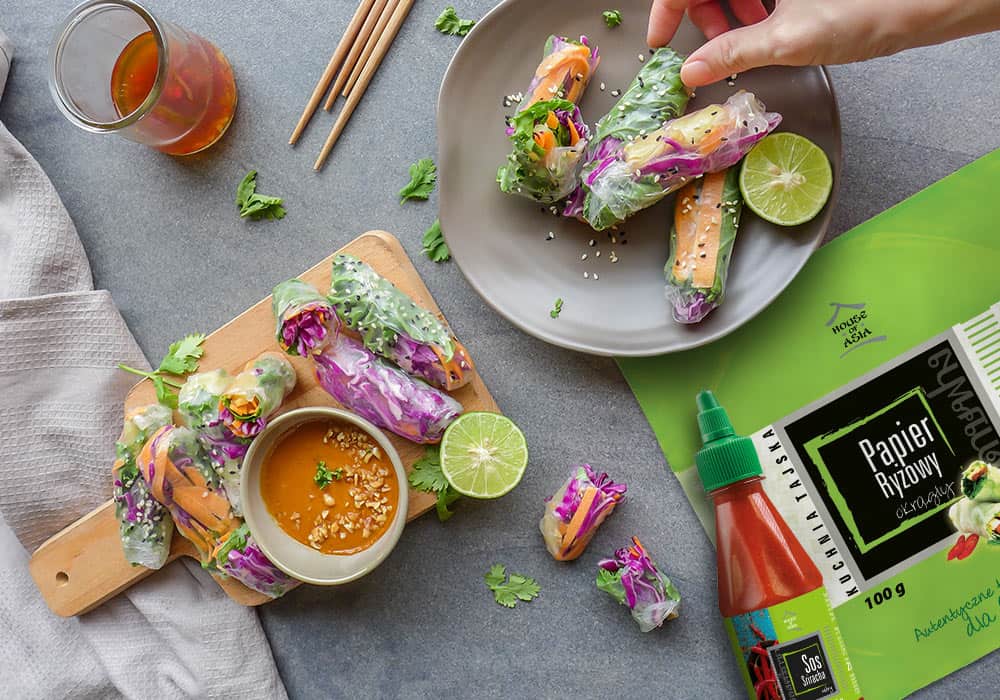 Wegetariańskie spring rolls z pulpą mango