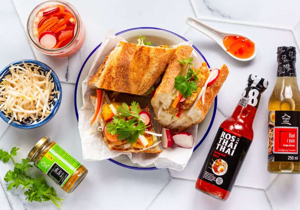 Wietnamska kanapka Banh mi z chrupiącym tofu i piklowanymi warzywami
