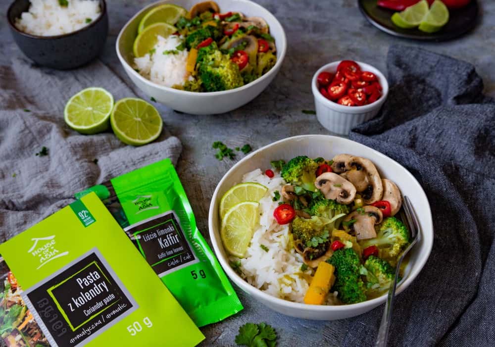 Zielone curry z warzywami i pastą z kolendry