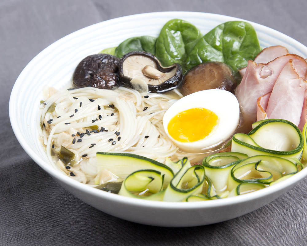 Ramen z grzybami Shiitake i cukinią