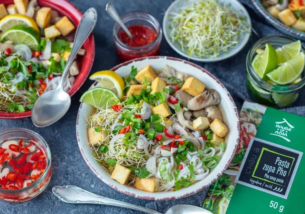 Zupa Pho z tofu i boczniakami