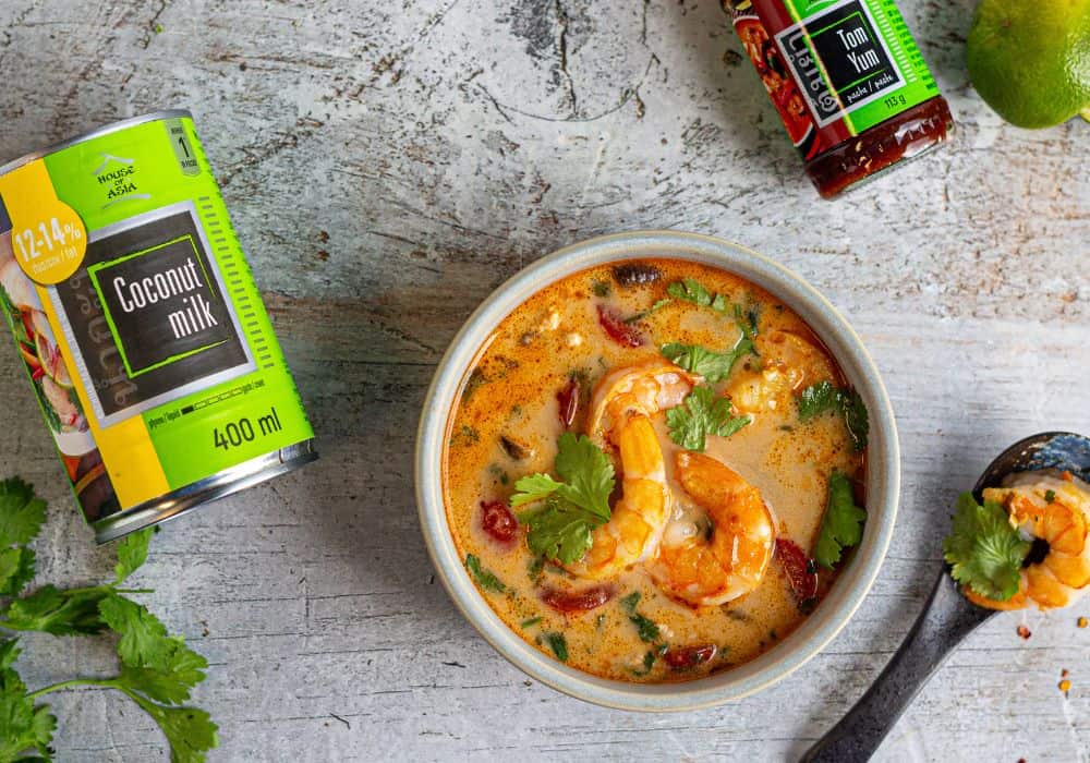 Zupa Tom Yum z krewetkami i grzybami słomkowymi