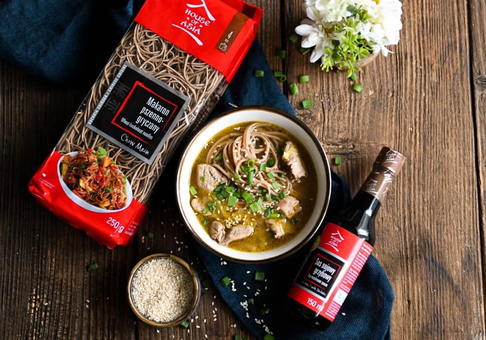 Zupa azjatycka z wieprzowiną i makaronem Chow Mein