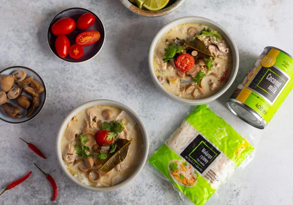 Zupa Tom Kha z kurczakiem i grzybami słomkowymi