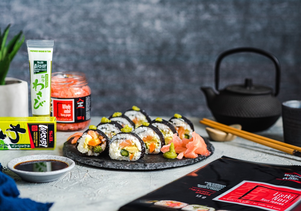 Futomaki z łososiem, szparagami i pastą wasabi