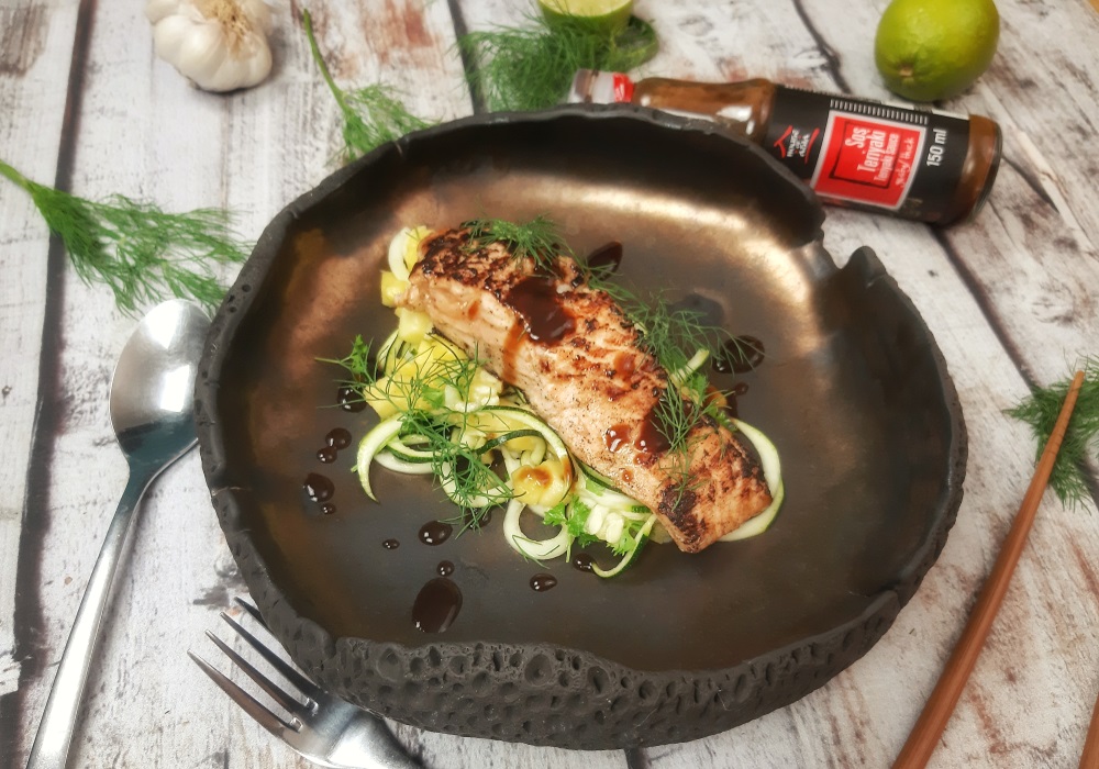 Grillowany łosoś w sosie teriyaki z sałatką z cukinii