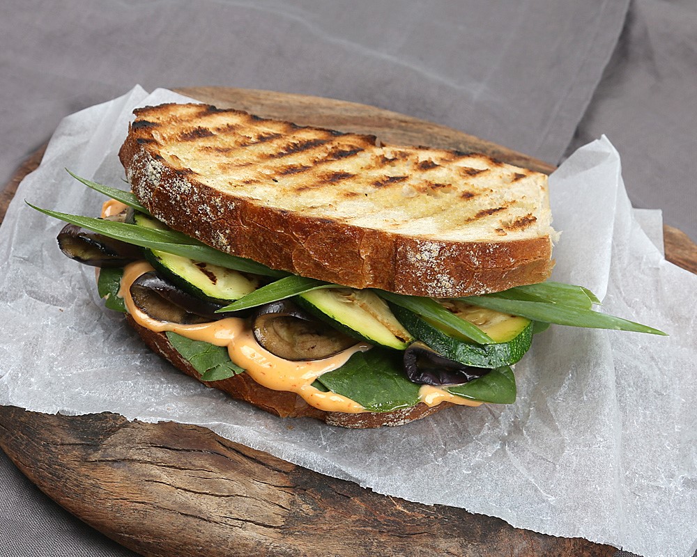 Sándwich con verduras a la parrilla y salsa sriracha