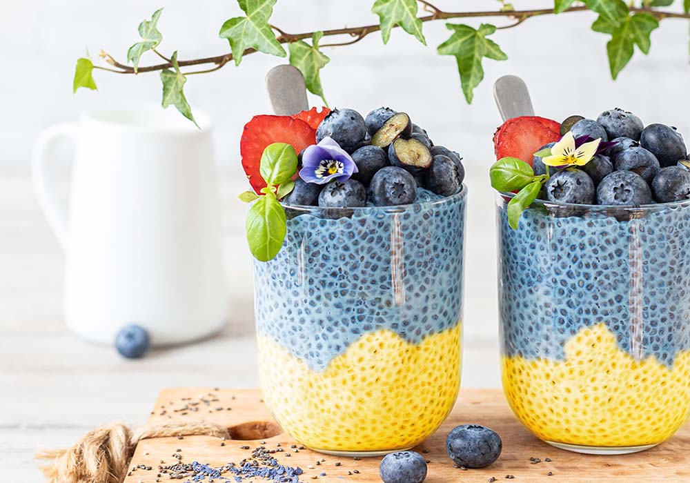Kokosowy pudding chia z pulpą mango i jagodami