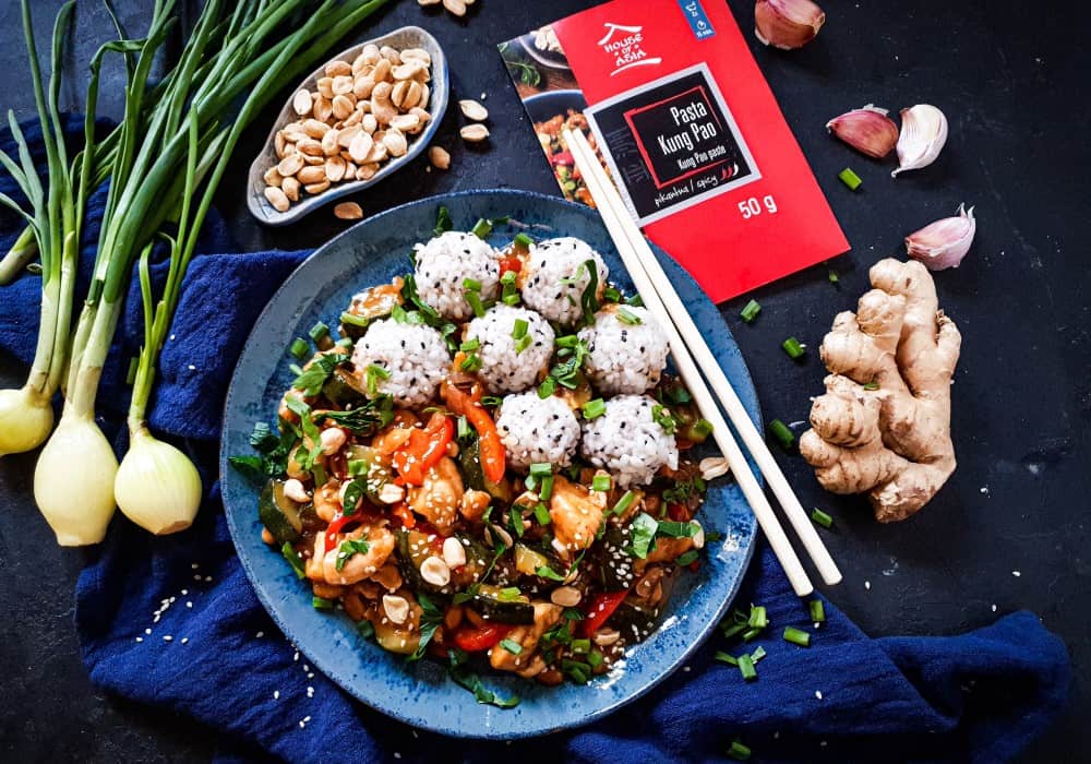 Kurczak Kung Pao z cukinią i ryżem
