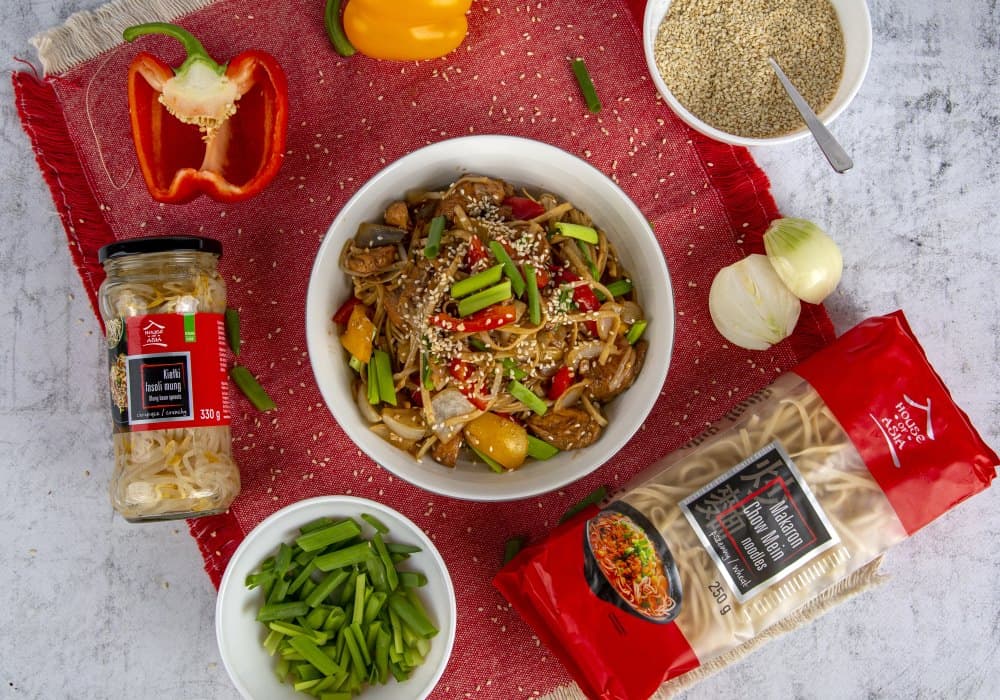 Makaron chow mein z kurczakiem