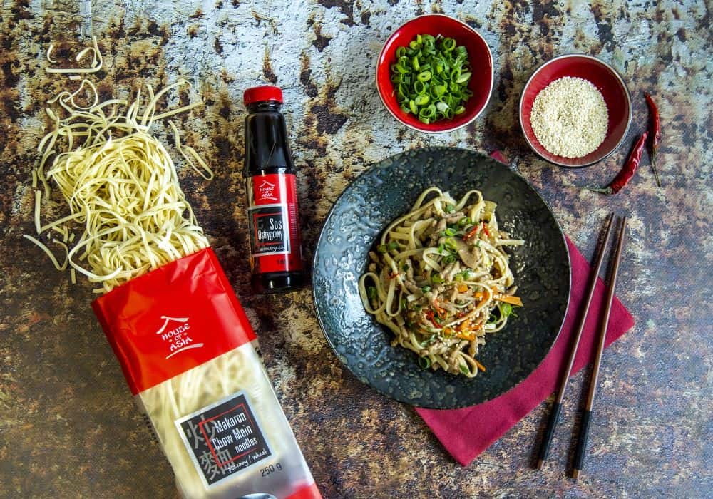 Makaron chow mein z wieprzowiną