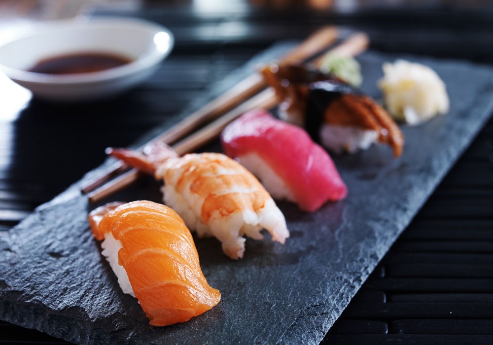Nigiri sushi z łososiem, węgorzem i krewetką