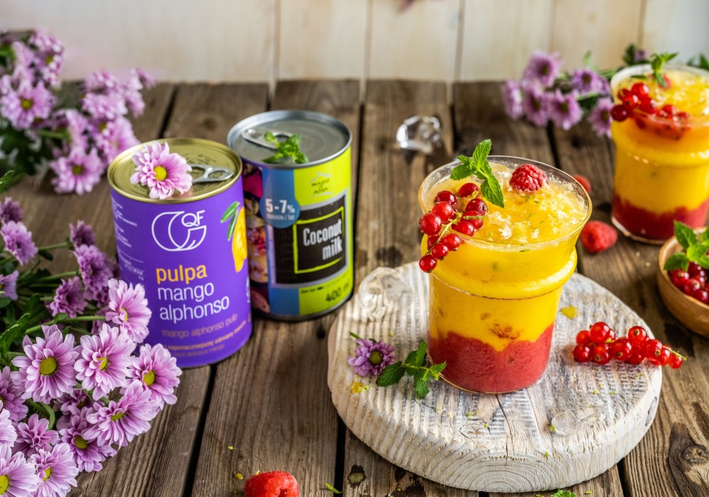 Orzeźwiający drink z mango kokosem i musem malinowym