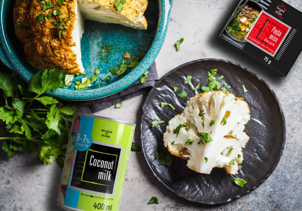 Pieczony kalafior z migdałami i puree z miso